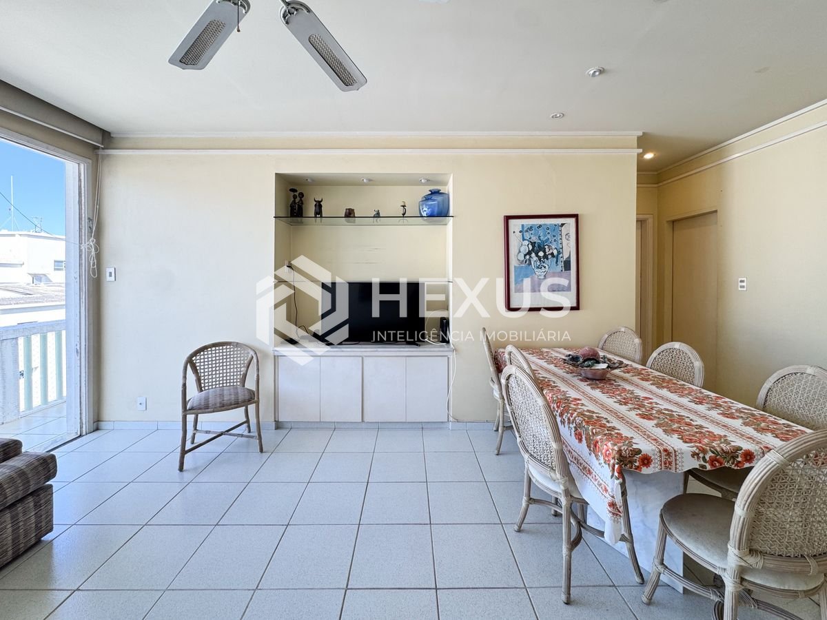 Foto 4 de Apartamento beira mar reformado com varanda vista mar nas Pitangueiras, Guarujá