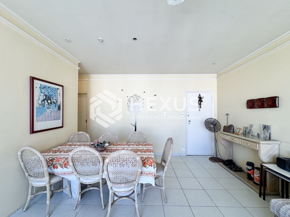 Foto 5 de Apartamento beira mar reformado com varanda vista mar nas Pitangueiras, Guarujá