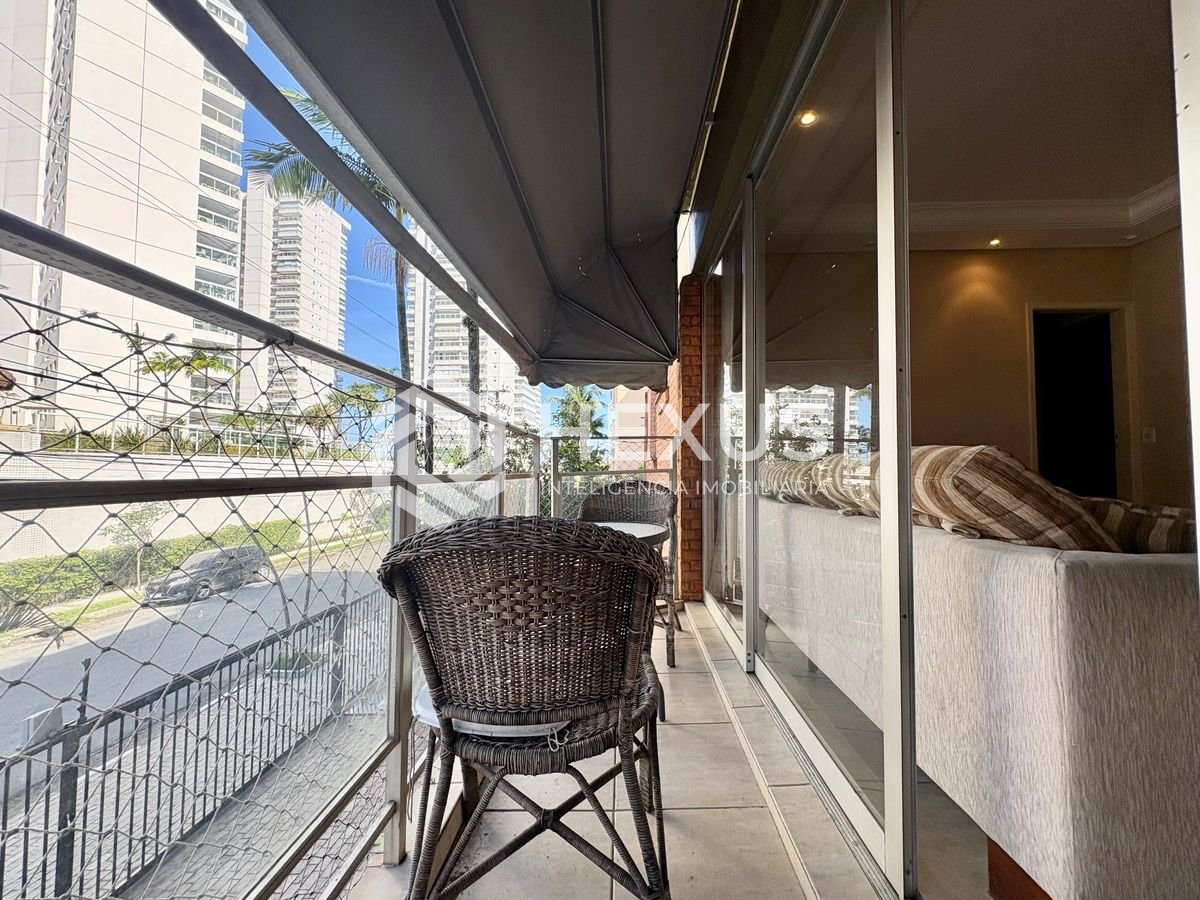 Foto 3 de Apartamento com varanda e lazer na Praia da Enseada, Guarujá