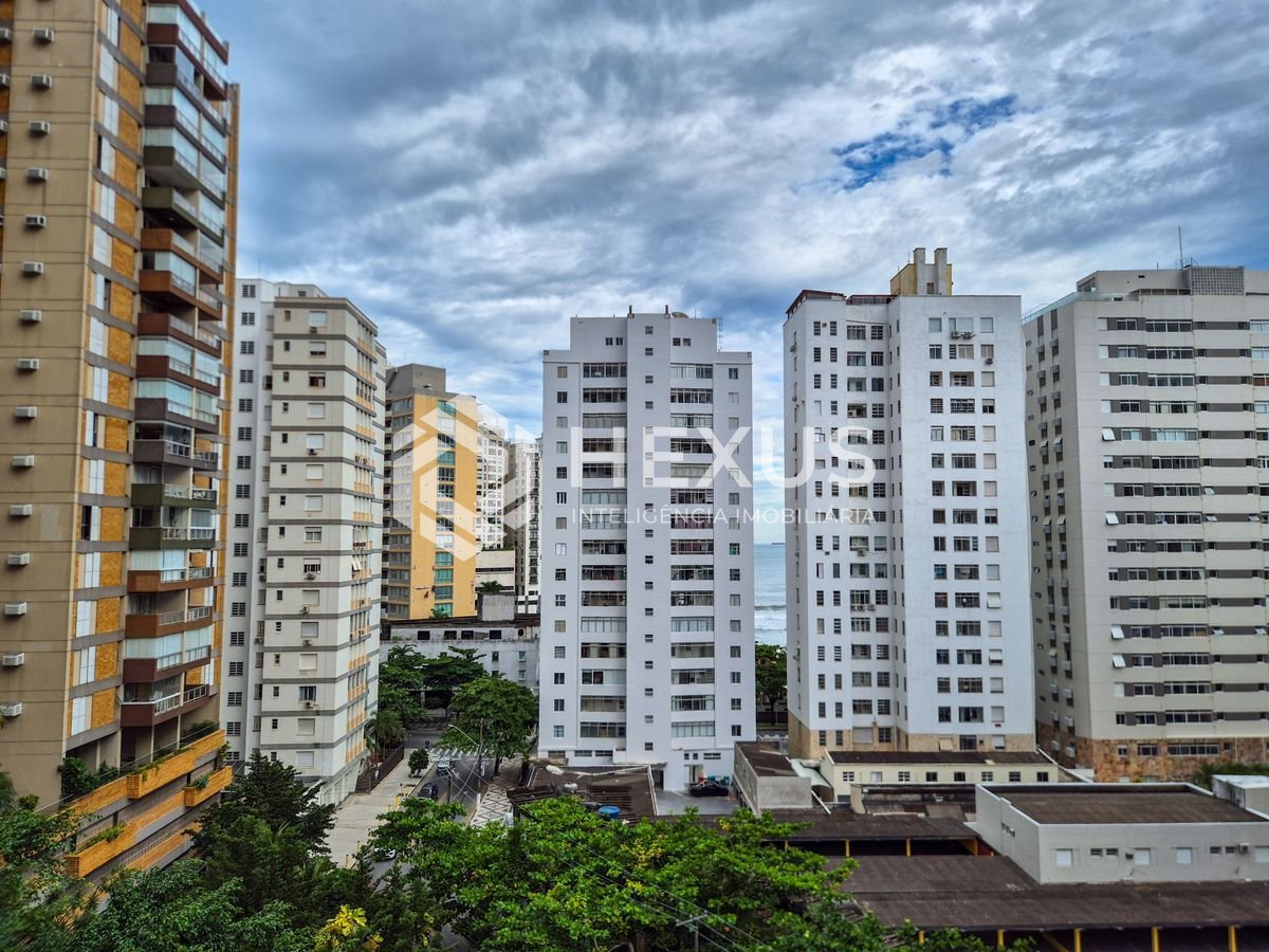 Foto 2 de Apartamento com varanda vista mar a 1 quadra da praia nas Pitangueiras, Guarujá