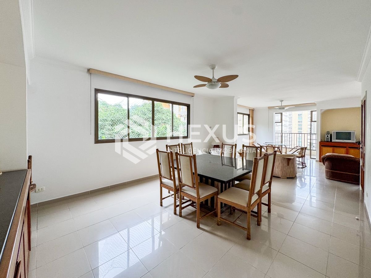 Foto 5 de Apartamento com varanda a 2 quadras da praia nas Pitangueiras, Guarujá