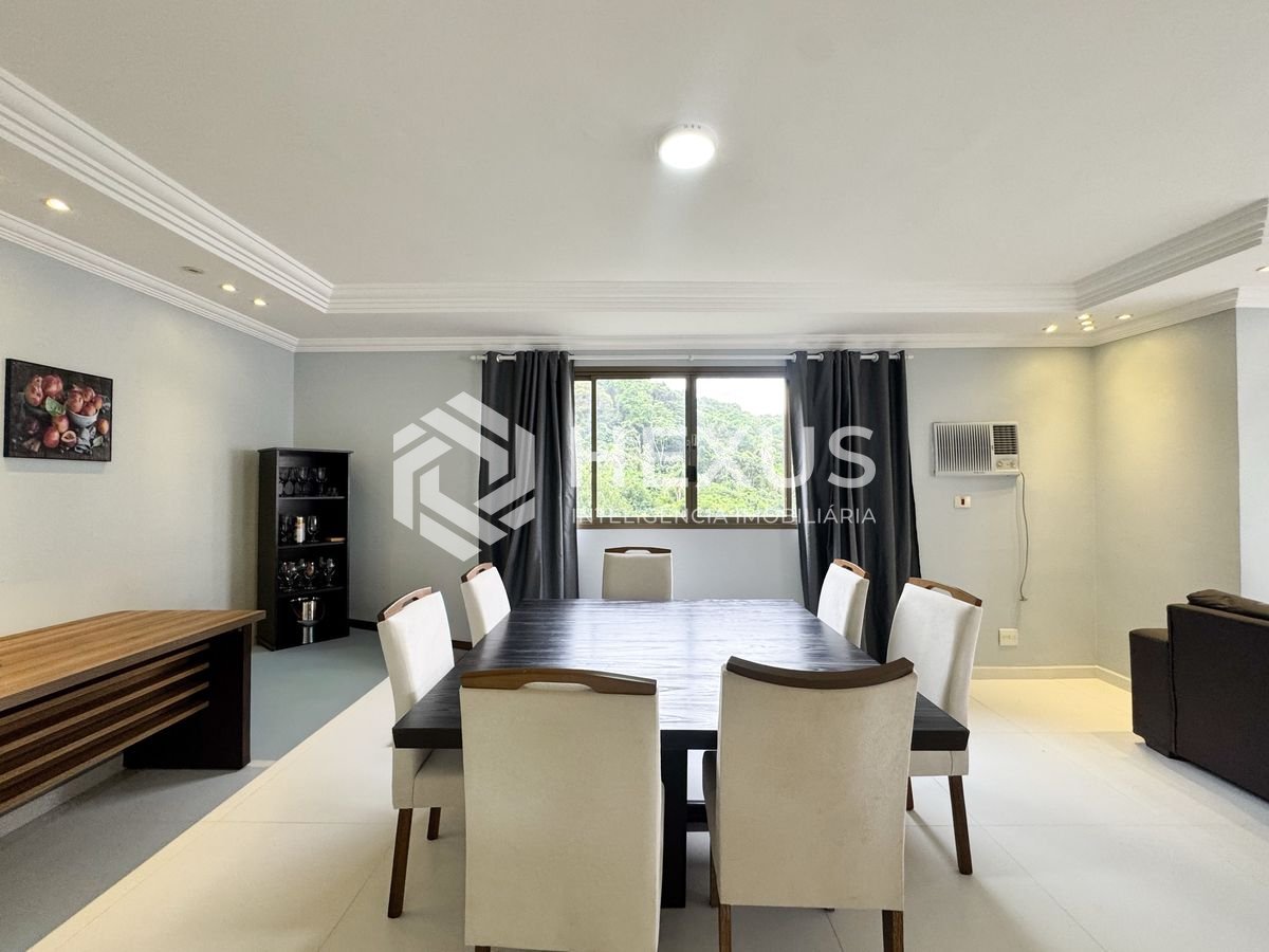 Foto 3 de Apartamento reformado com varanda vista mar a 300m da praia nas Pitangueiras, Guarujá