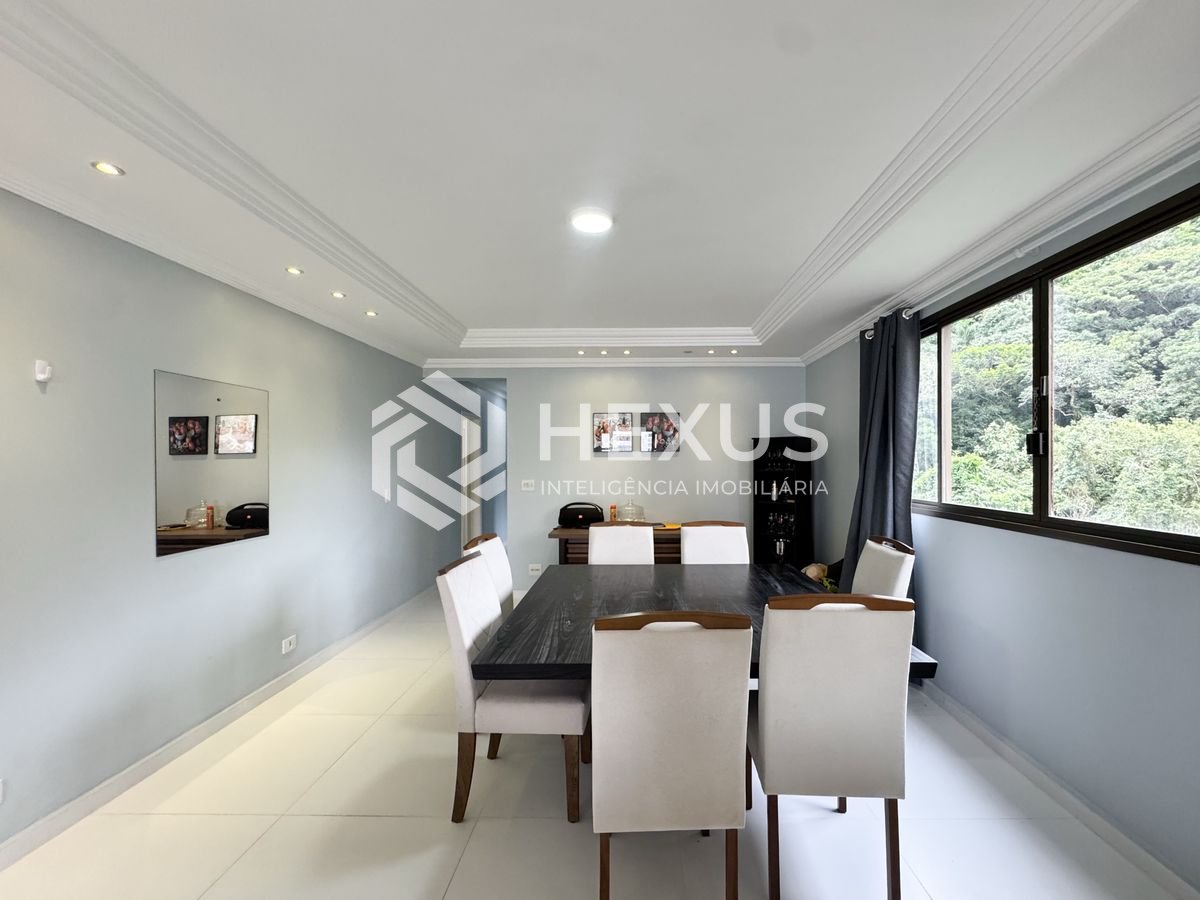 Foto 4 de Apartamento reformado com varanda vista mar a 300m da praia nas Pitangueiras, Guarujá