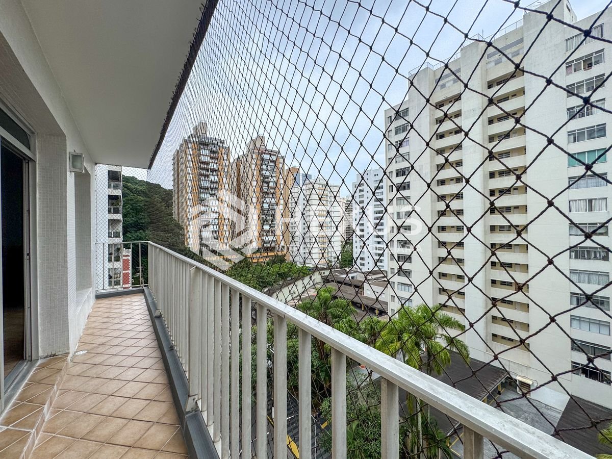 Foto 2 de Apartamento com varanda vista mar e lazer a 1 quadra da praia nas Pitangueiras, Guarujá