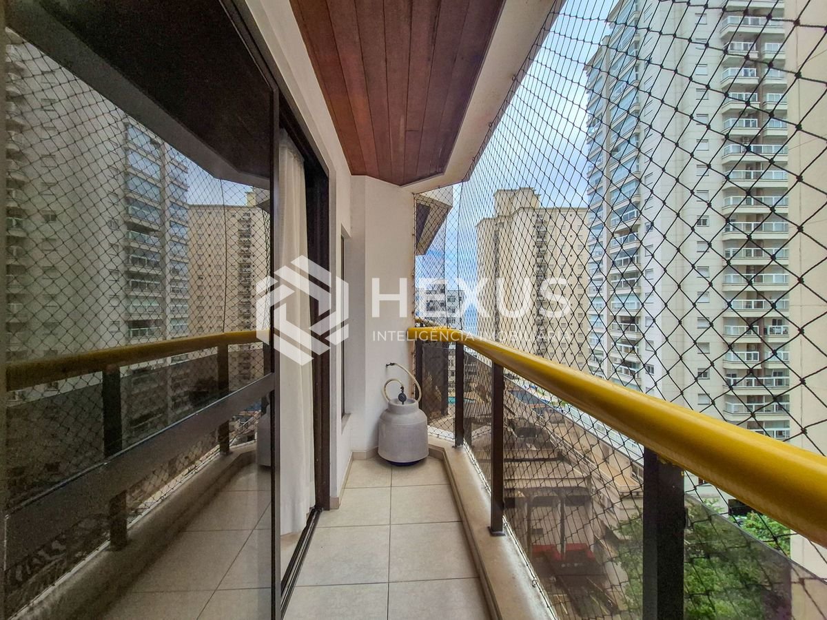 Foto 3 de Apartamento reformado com varanda e lazer nas Pitangueiras, Guarujá