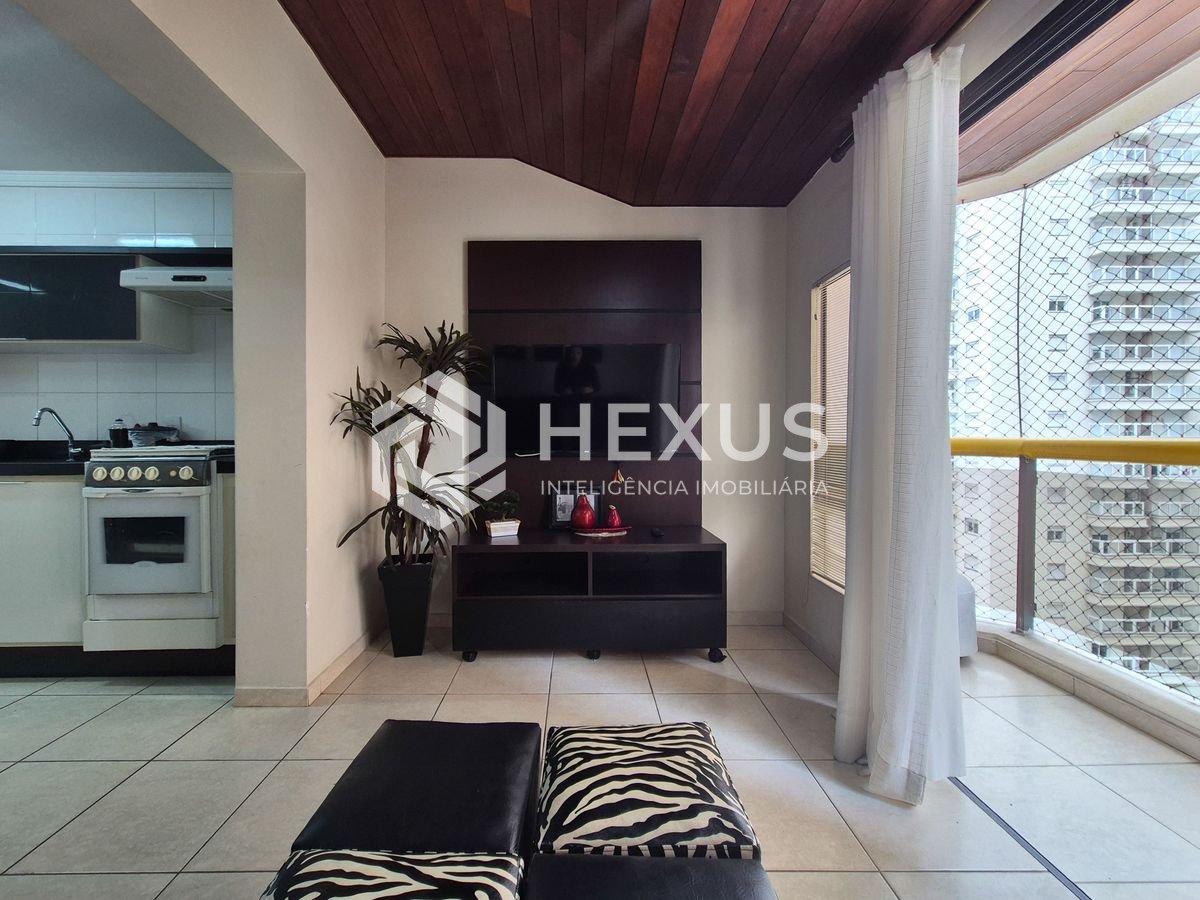 Foto 4 de Apartamento reformado com varanda e lazer nas Pitangueiras, Guarujá