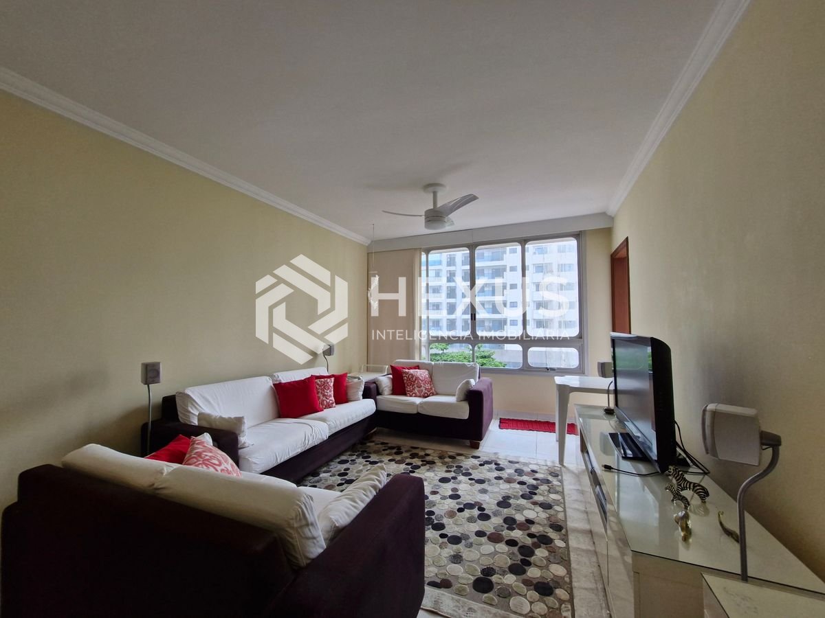 Foto 2 de Apartamento reformado com varanda na região da Centro da Praia nas Pitangueiras, Guarujá