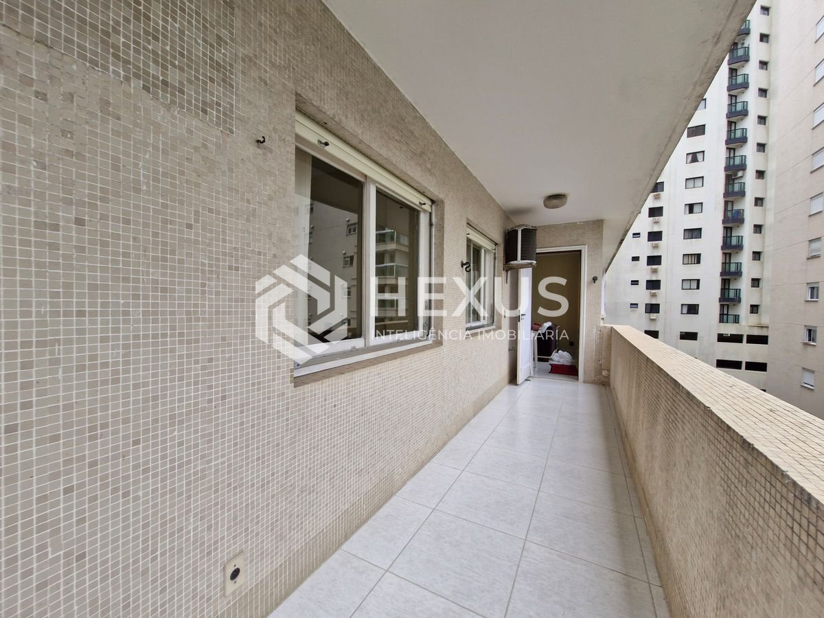 Foto 3 de Apartamento reformado com varanda na região da Centro da Praia nas Pitangueiras, Guarujá
