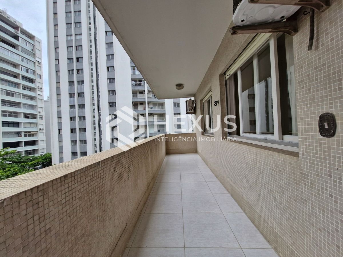 Foto 4 de Apartamento reformado com varanda na região da Centro da Praia nas Pitangueiras, Guarujá