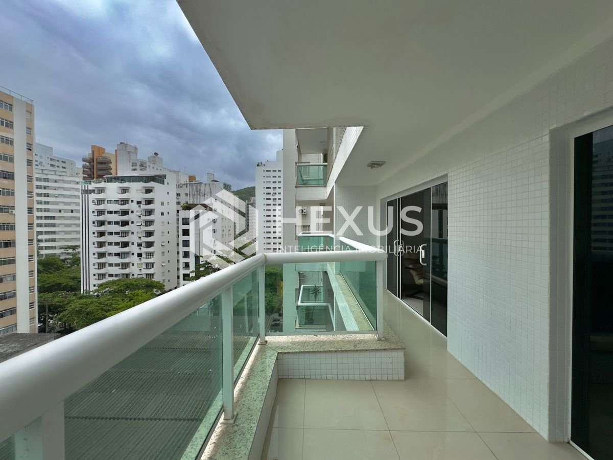 Foto 3 de Apartamento com varanda vista mar na quadra mar da Praia das Pitangueiras, Guarujá
