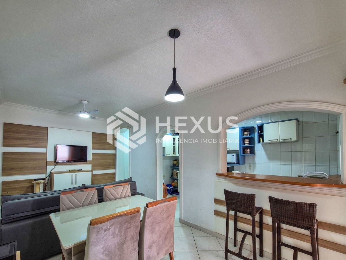 Foto 3 de Apartamento com varanda e lazer a 1 quadra da praia nas Pitangueiras, Guarujá