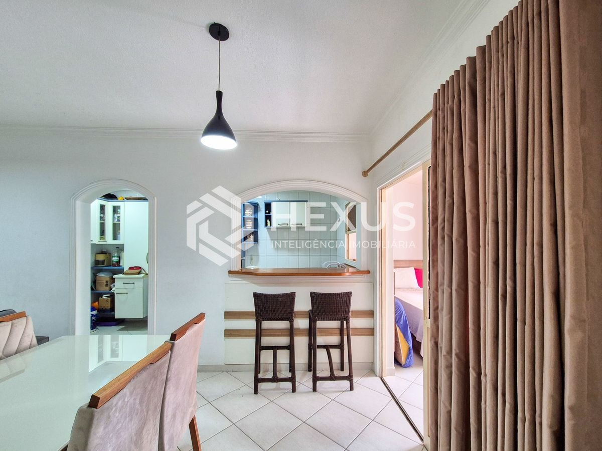 Foto 4 de Apartamento com varanda e lazer a 1 quadra da praia nas Pitangueiras, Guarujá