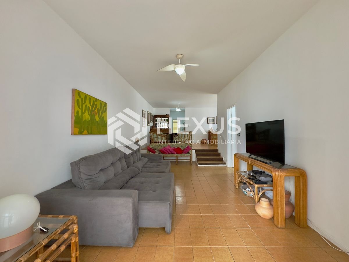 Foto 4 de Apartamento com varanda vista mar na quadra mar da Praia das Pitangueiras à venda, Guarujá-SP.