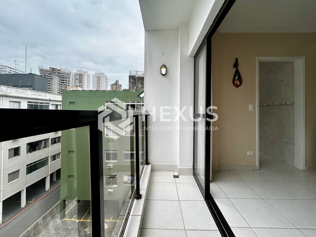 Foto 2 de Apartamento com varanda a 450 metros da praia no Jardim Astúrias, Guarujá