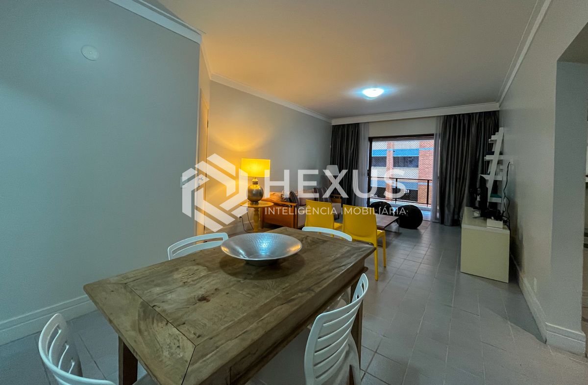 Foto 2 de Apartamento reformado com varanda a 2 quadras da Praia das Pitangueiras, Guarujá