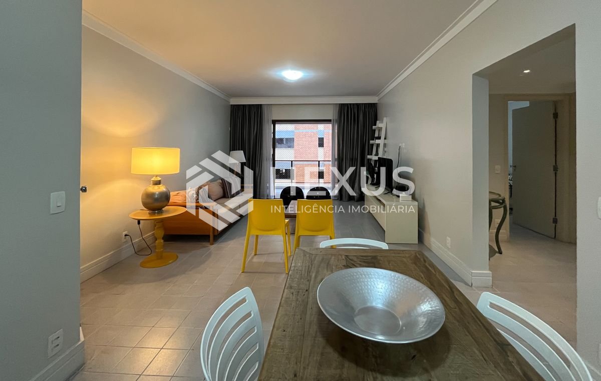 Foto 4 de Apartamento reformado com varanda a 2 quadras da Praia das Pitangueiras, Guarujá