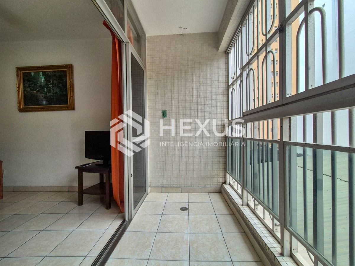 Foto 2 de Apartamento com varanda a 1 quadra da Praia das Pitangueiras, Guarujá
