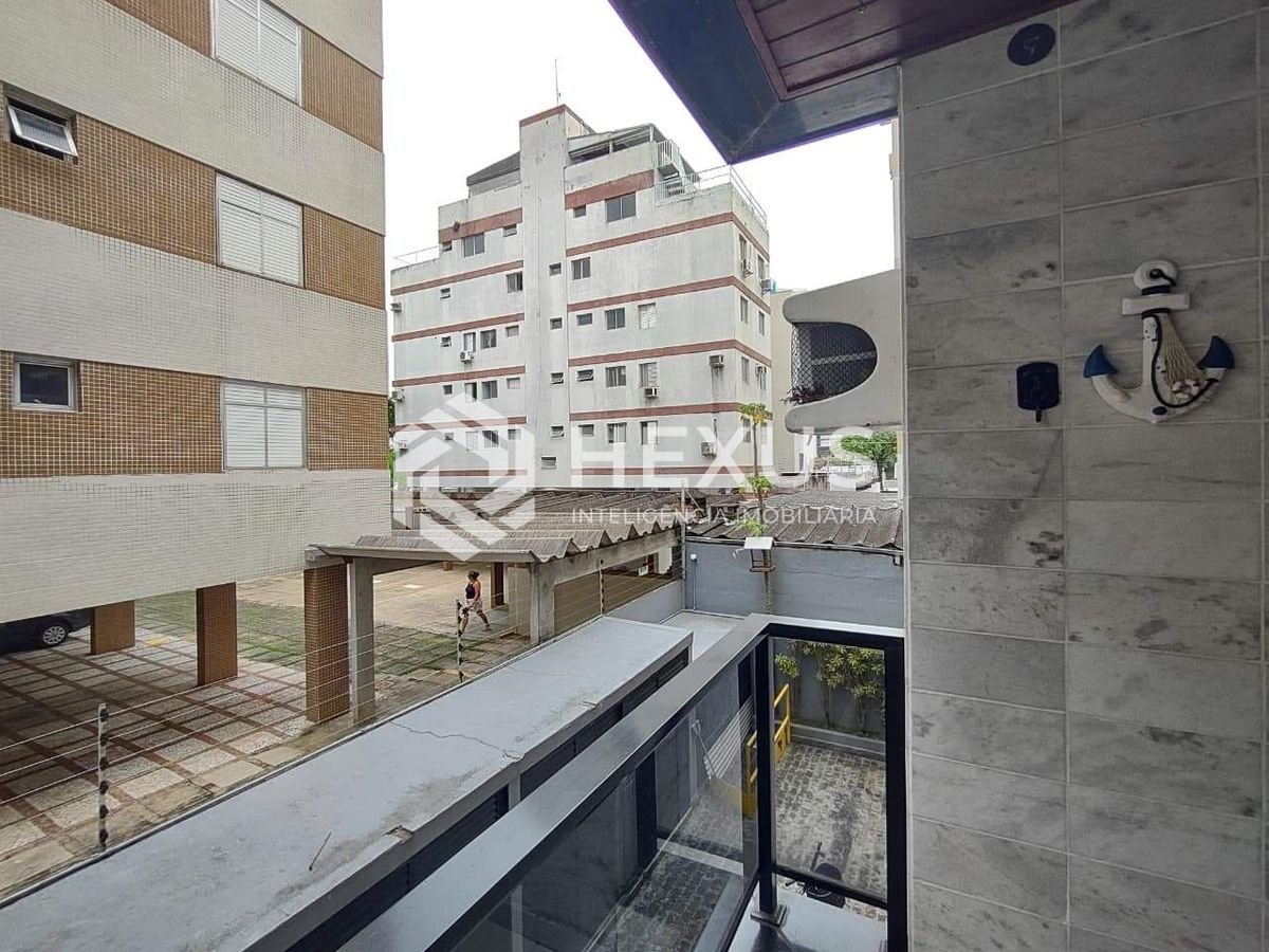 Foto 2 de Apartamento reformado com varanda e lazer na Praia da Enseada, Guarujá