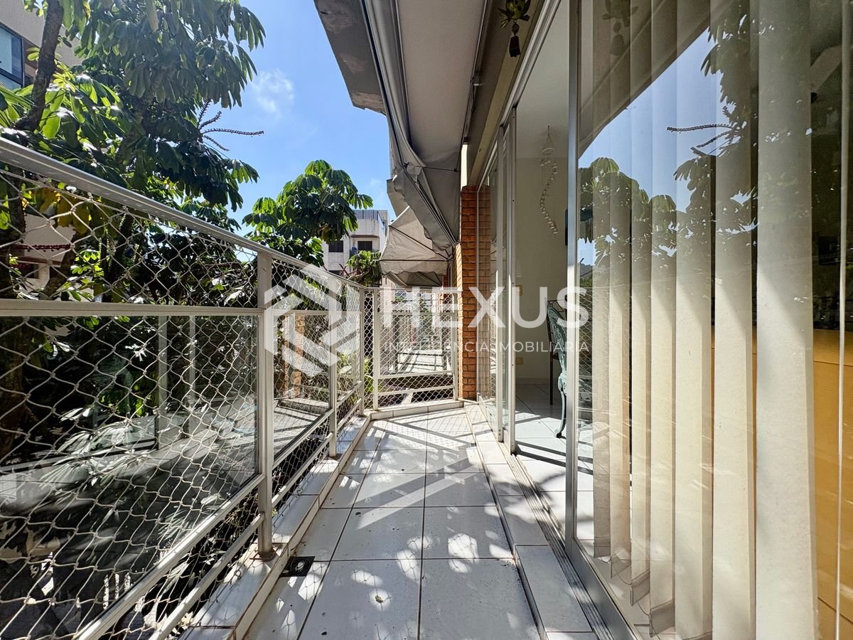 Foto 2 de Apartamento com varanda e lazer na Enseada, Guarujá