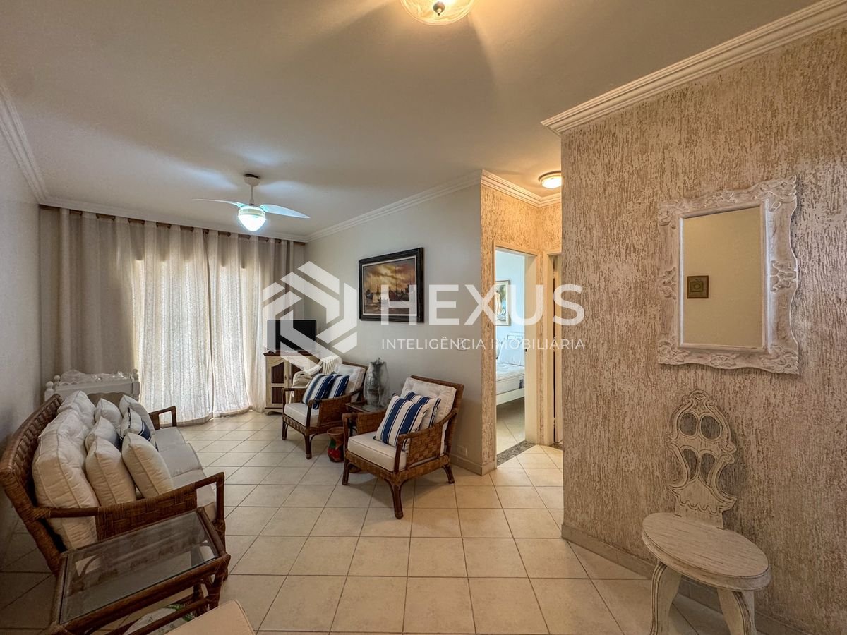 Foto 3 de Apartamento com varanda na quadra da praia das Pitangueiras à Venda, Guarujá, SP