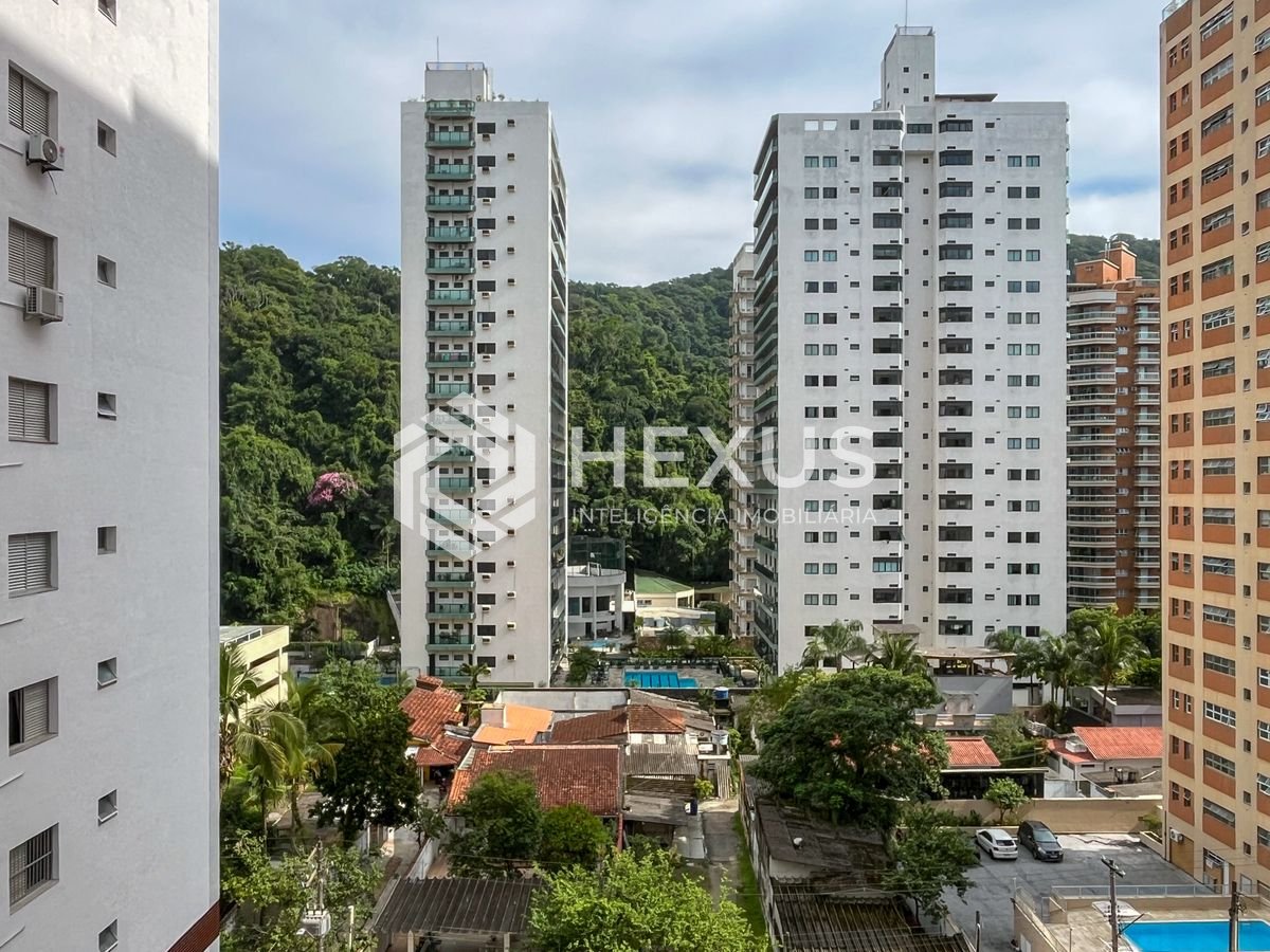Foto 3 de Apartamento reformado com varanda a uma quadra da praia em Pitangueiras, Guarujá