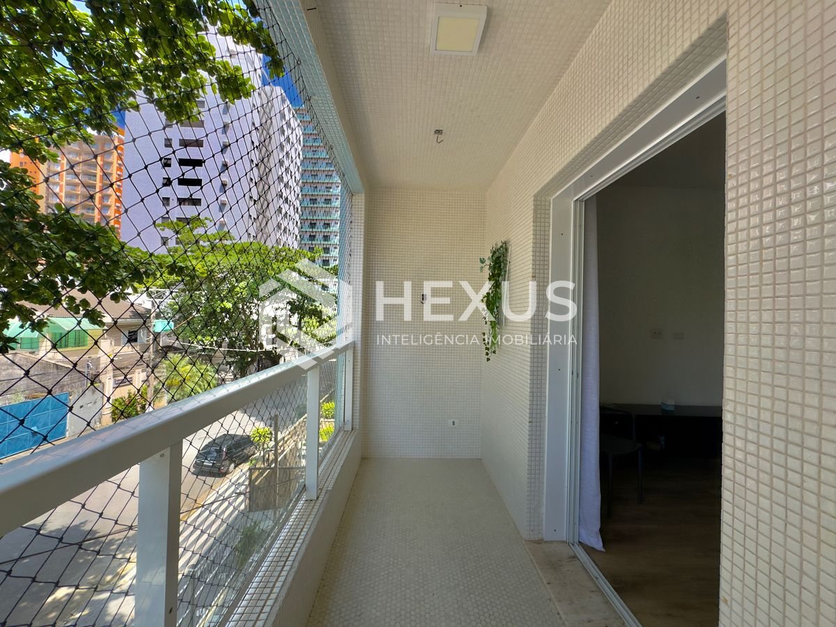 Foto 4 de Apartamento reformado com varanda nas Pitangueiras, Guarujá