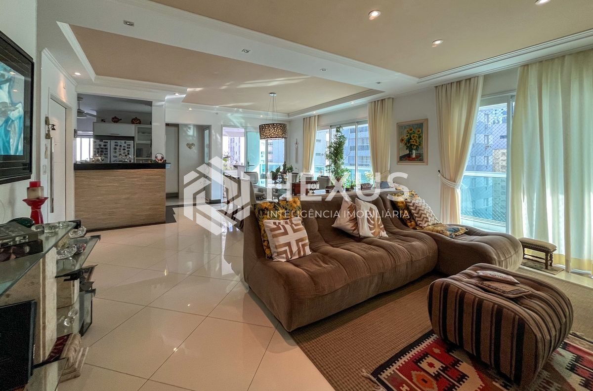 Foto 4 de Apartamento com varanda gourmet e lazer a 1 quadra da praia nas Pitangueiras, Guarujá