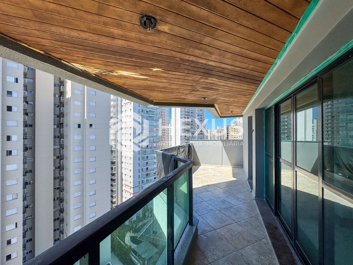 Foto 2 de Apartamento reformado com varanda e lazer nas Astúrias, Guarujá