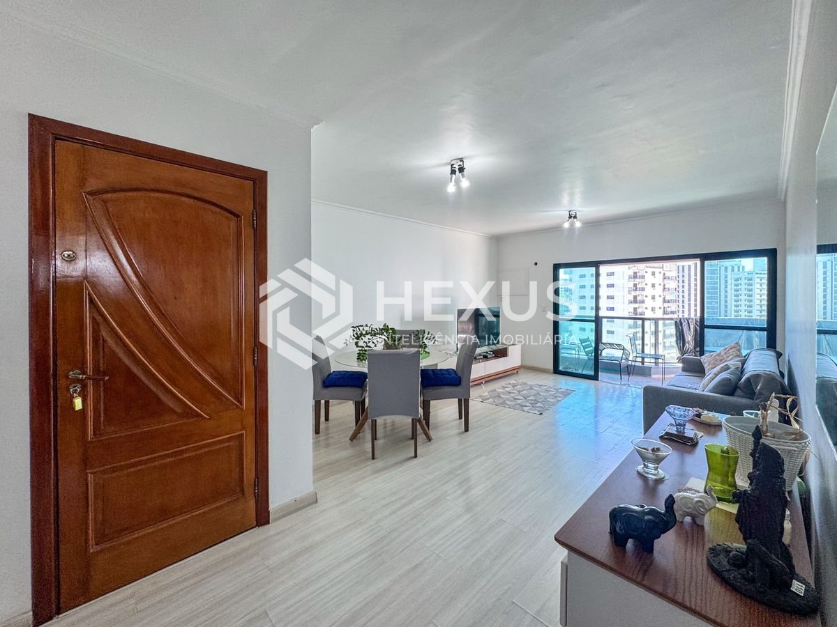 Foto 3 de Apartamento reformado com varanda e lazer nas Astúrias, Guarujá