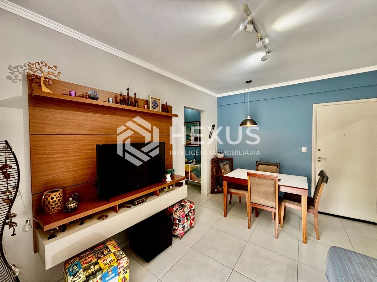 Foto 3 de Apartamento reformado com varanda a 100m da praia no Tombo, Guarujá