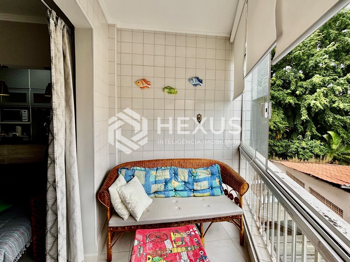 Foto 5 de Apartamento reformado com varanda a 100m da praia no Tombo, Guarujá