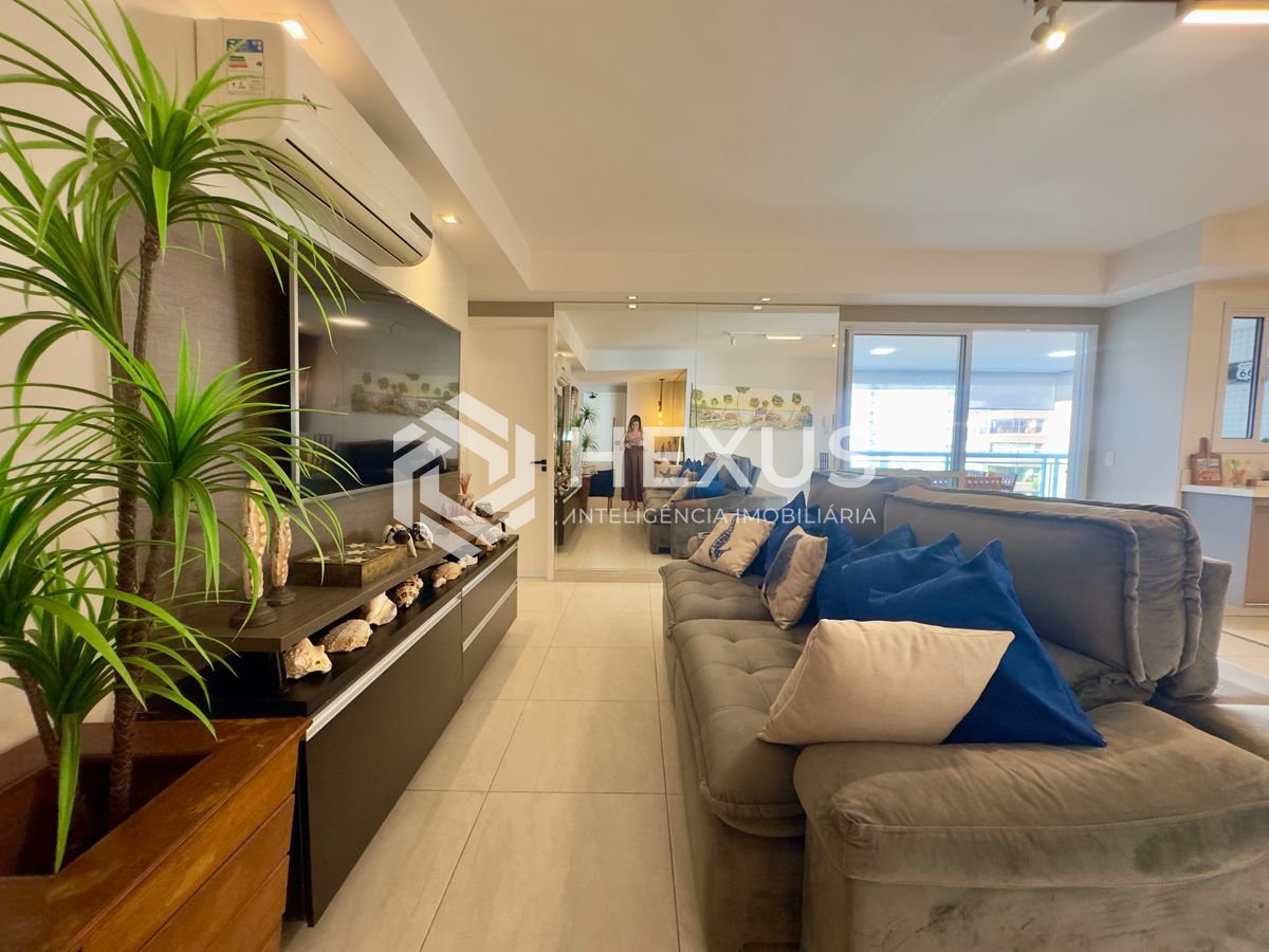 Foto 3 de Apartamento reformado com varanda gourmet e lazer a 200m da praia nas Pitangueiras, Guarujá