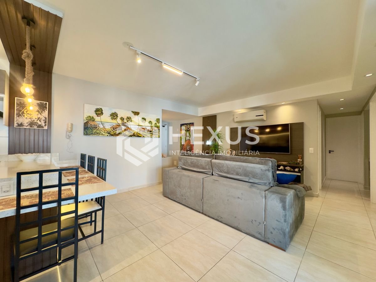 Foto 5 de Apartamento reformado com varanda gourmet e lazer a 200m da praia nas Pitangueiras, Guarujá