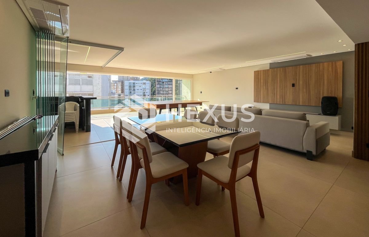 Foto 2 de Apartamento reformado com varanda vista mar e lazer na beira mar da Praia das Pitangueiras, Guarujá