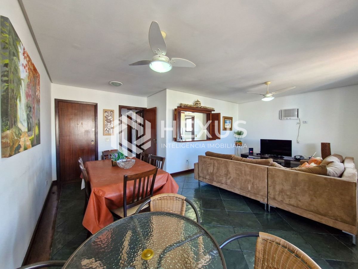 Foto 2 de Apartamento com varanda a 250m da praia nas Pitangueiras, Guarujá