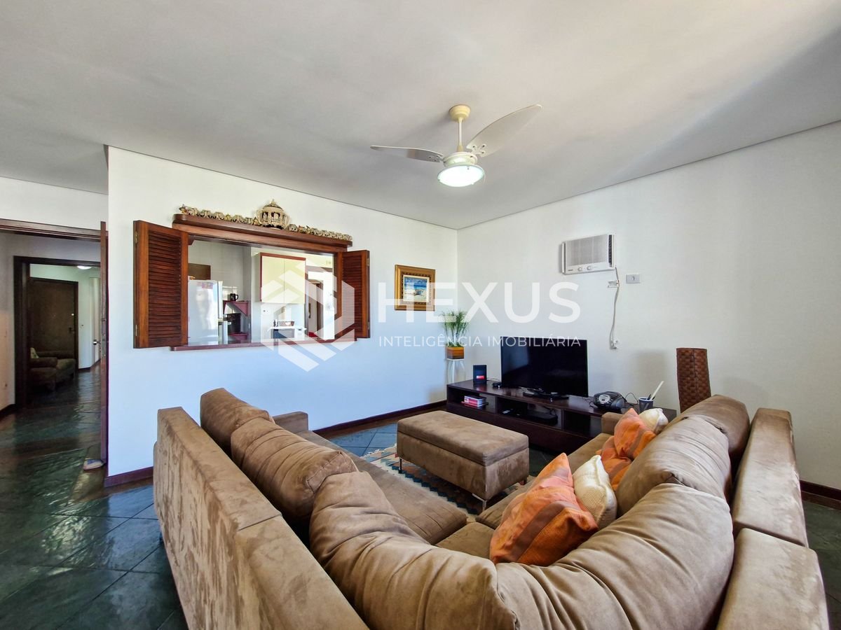 Foto 3 de Apartamento com varanda a 250m da praia nas Pitangueiras, Guarujá