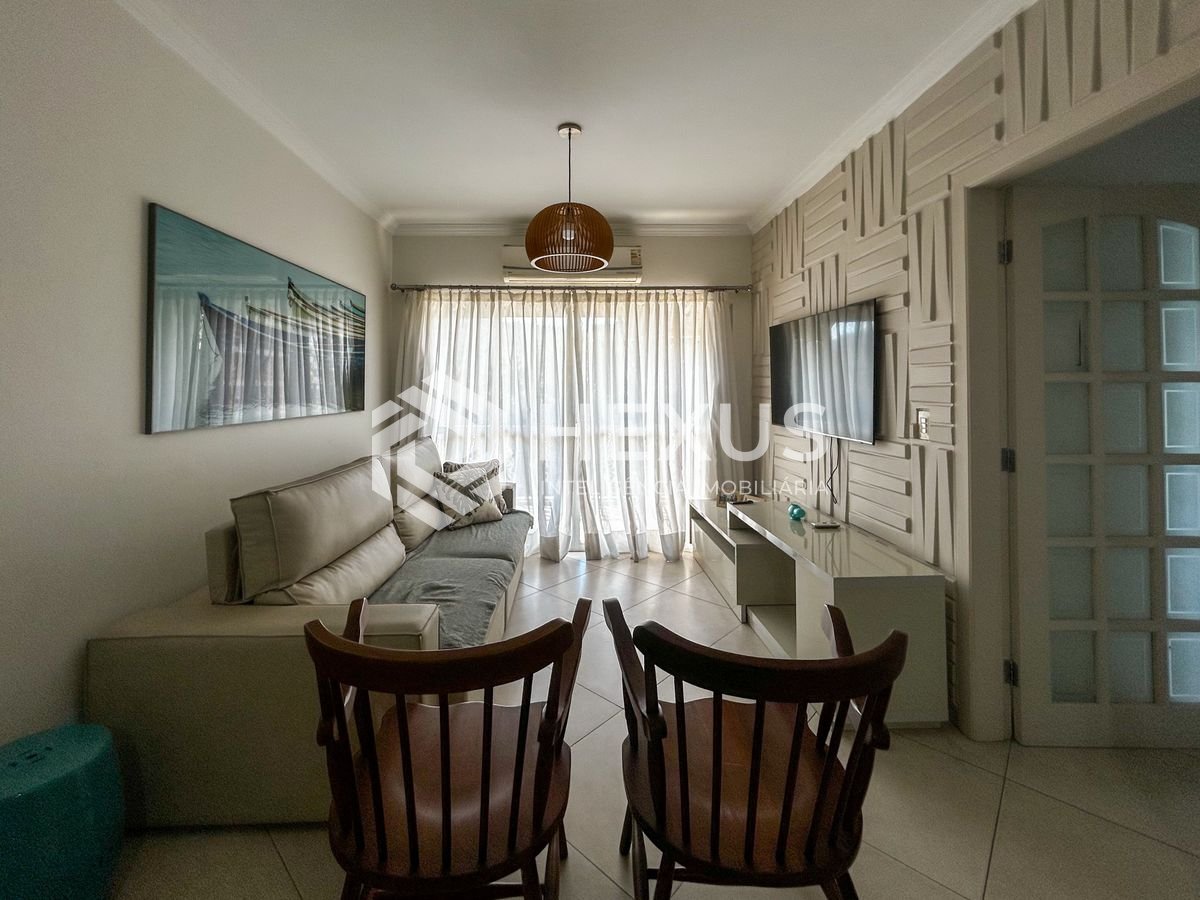 Foto 3 de Apartamento reformado com varanda a 400m da praia na Enseada, Guarujá