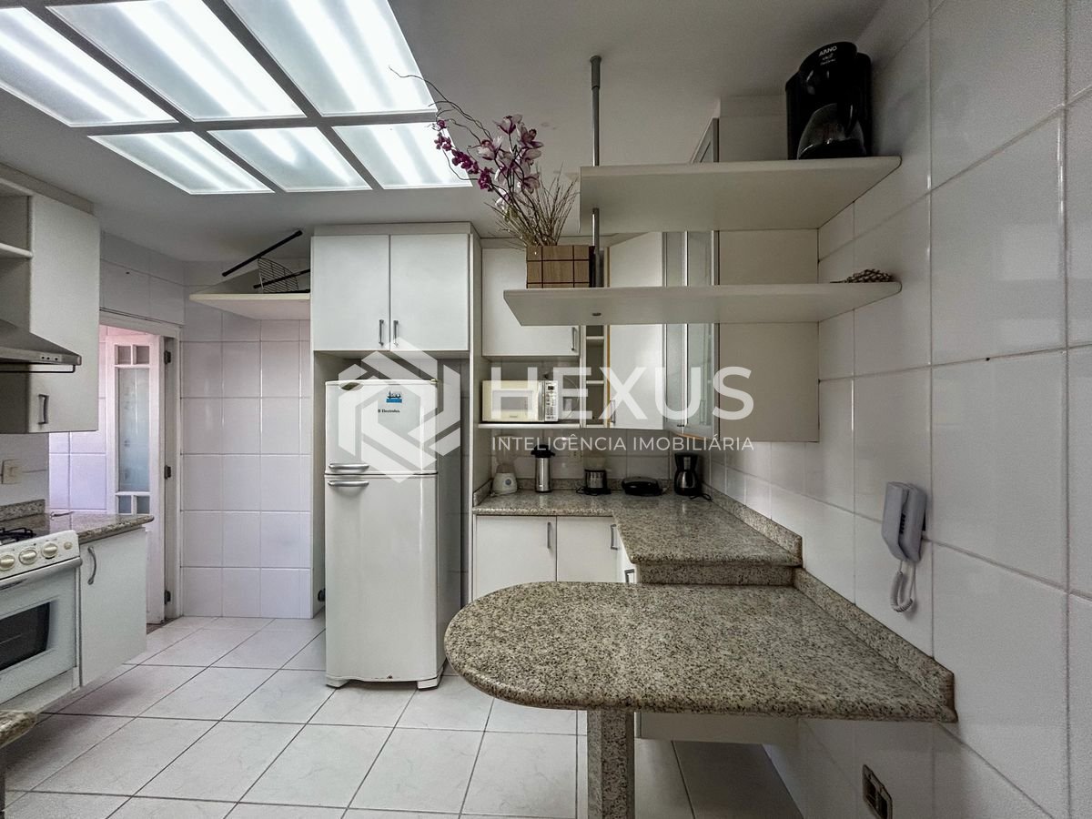 Foto 5 de Apartamento com varanda e lazer a 400m da praia na Enseada, Guarujá