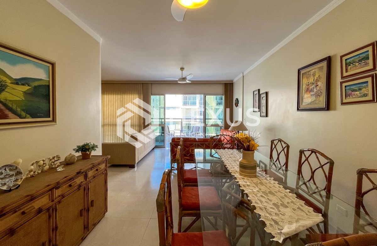 Foto 3 de Apartamento com varanda vista mar a 1 quadra da praia nas Pitangueiras, Guarujá