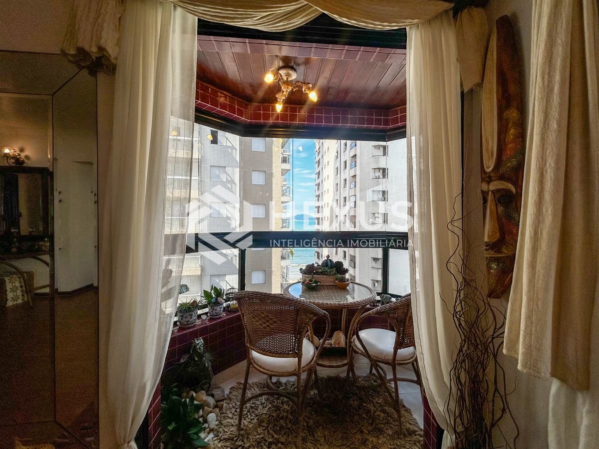 Foto 2 de Apartamento reformado com varanda vista mar e lazer a 200m da praia no Jardim Astúrias, Guarujá