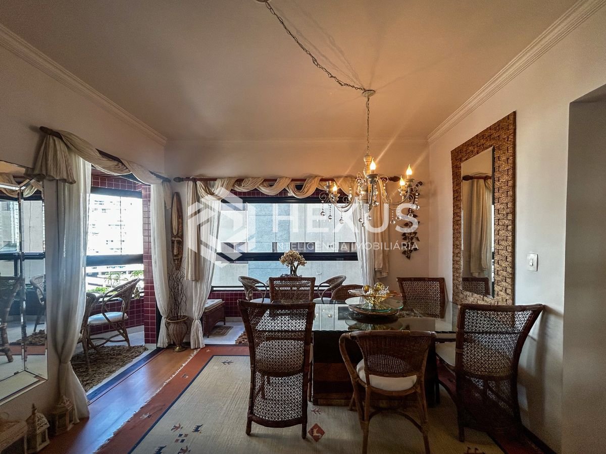 Foto 3 de Apartamento reformado com varanda vista mar e lazer a 200m da praia no Jardim Astúrias, Guarujá