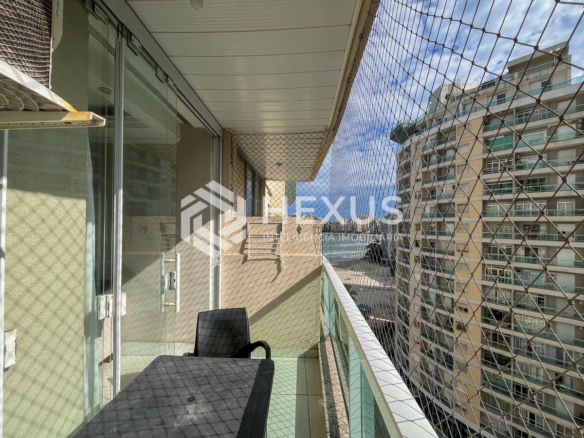 Foto 2 de Apartamento com varanda vista mar e lazer na beira mar da Praia nas Pitangueiras, Guarujá