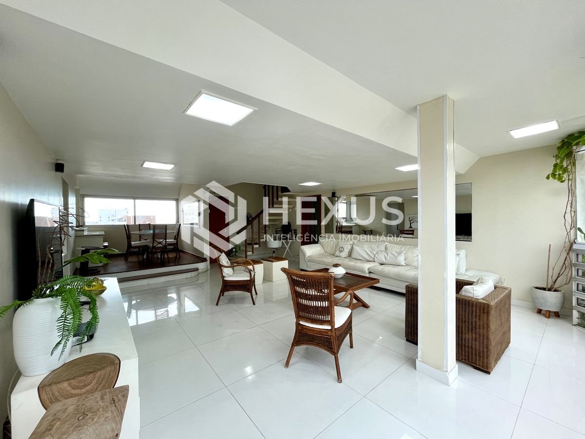 Foto 3 de Apartamento com varanda e lazer a 2 quadras do mar nas Pitangueiras, Guarujá