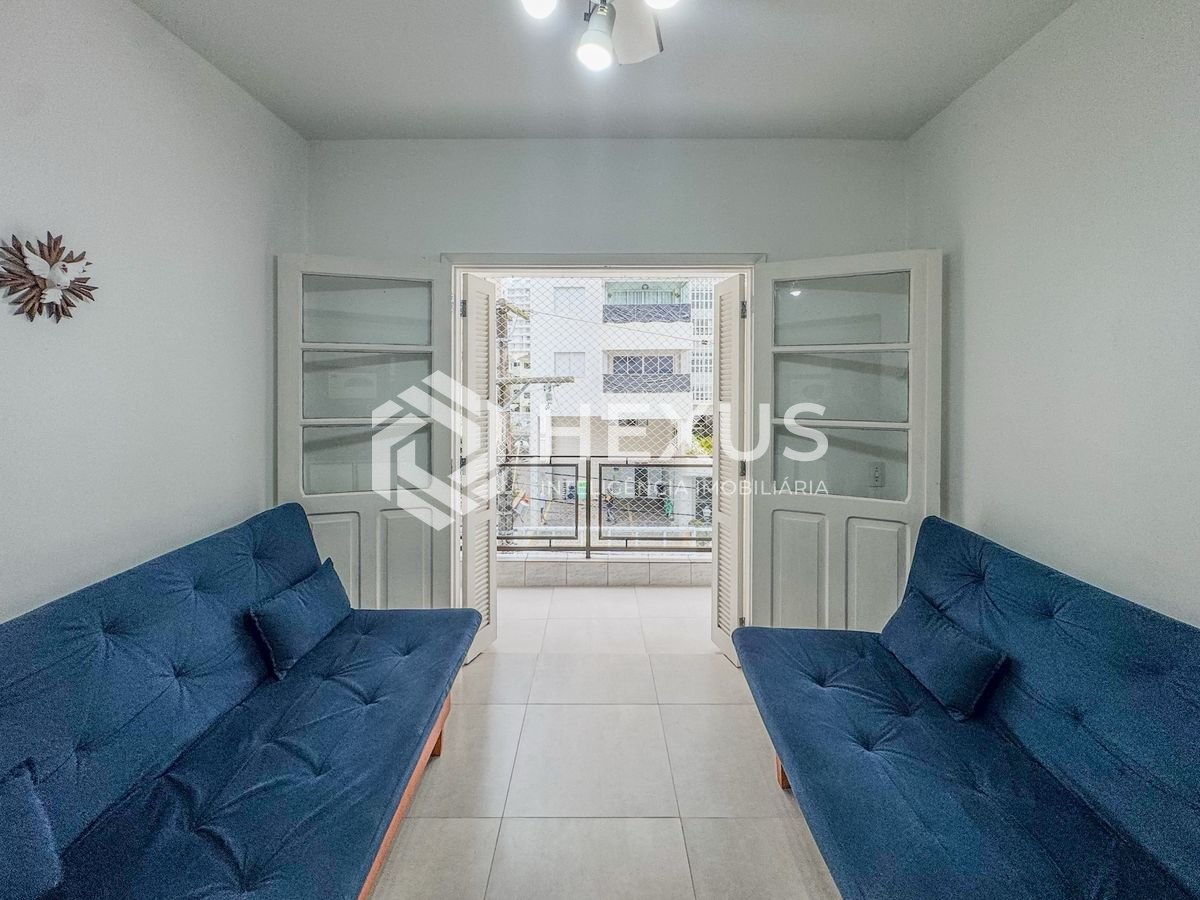 Foto 2 de Apartamento reformado com varanda a 300m da praia no Jardim Astúrias, Guarujá