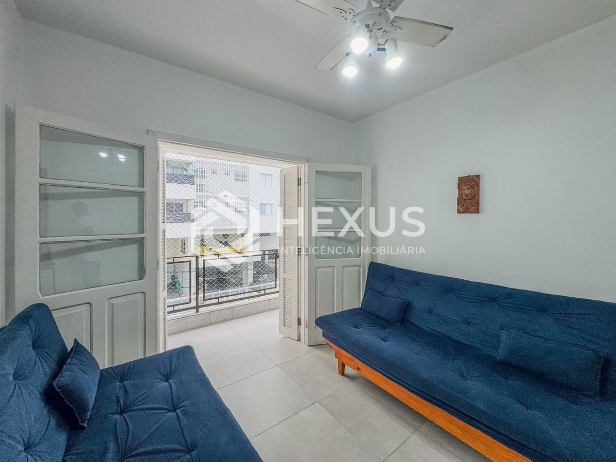 Foto 3 de Apartamento reformado com varanda a 300m da praia no Jardim Astúrias, Guarujá