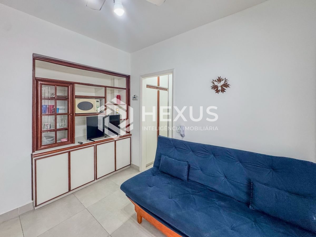 Foto 5 de Apartamento reformado com varanda a 300m da praia no Jardim Astúrias, Guarujá