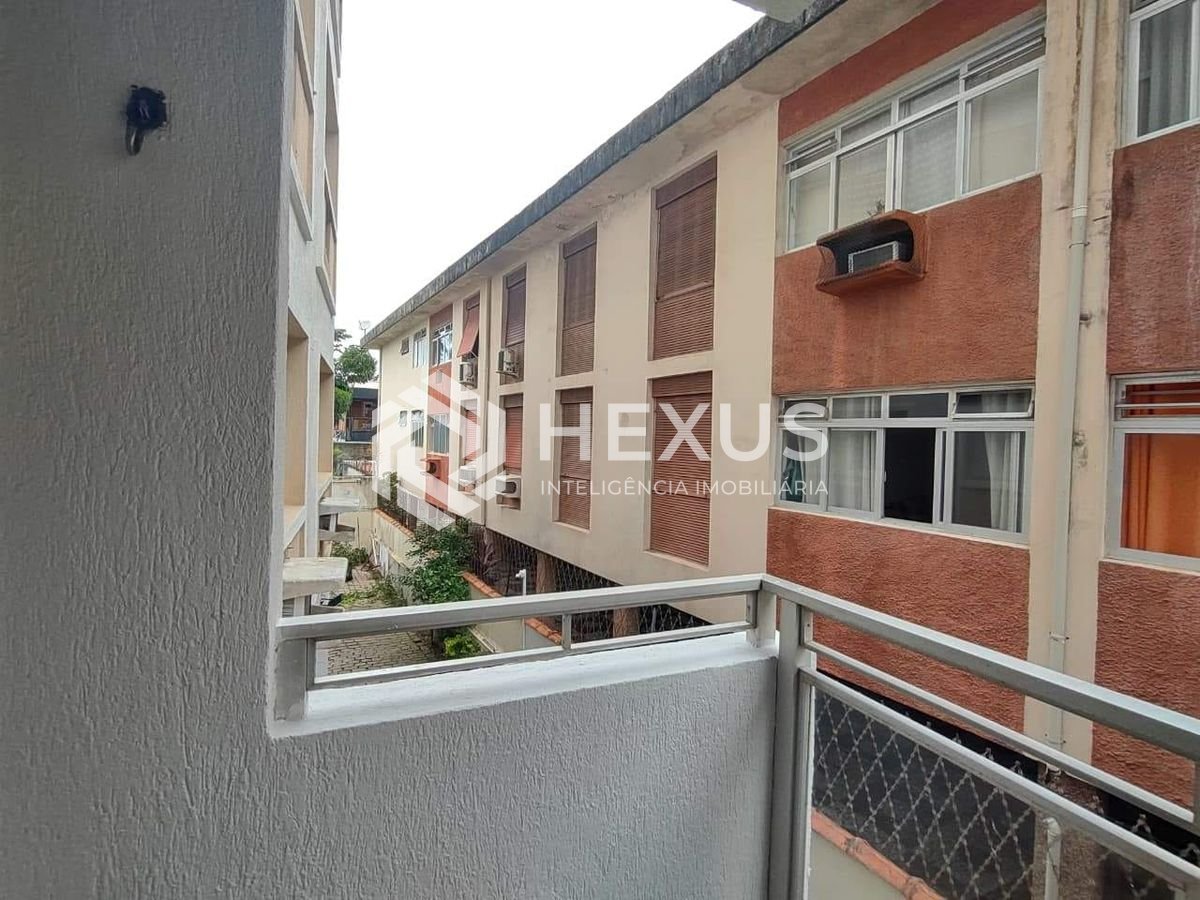 Foto 5 de Apartamento reformado com varanda e lazer a 100m da praia na Enseada, Guarujá