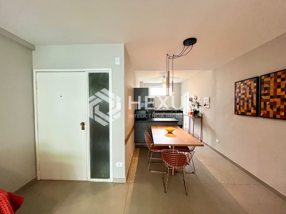 Foto 4 de Apartamento com varanda a 1 quadra do mar nas Pitangueiras, Guarujá