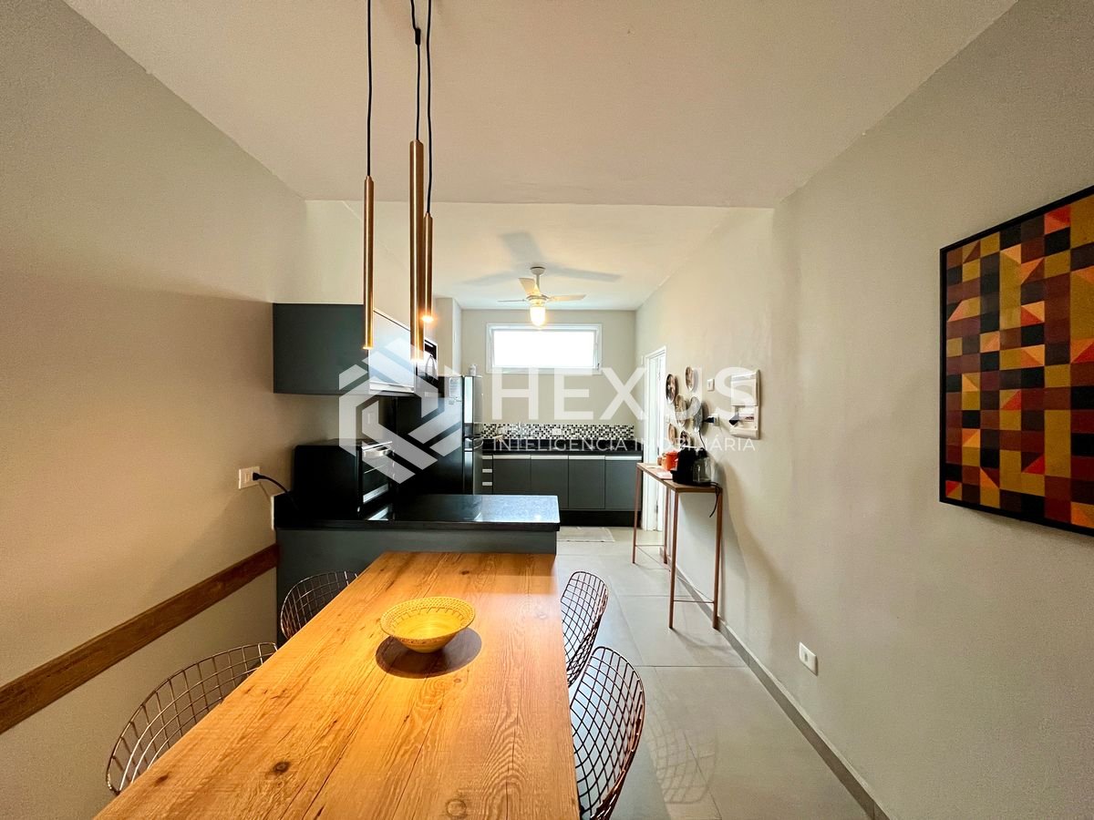 Foto 5 de Apartamento com varanda a 1 quadra do mar nas Pitangueiras, Guarujá