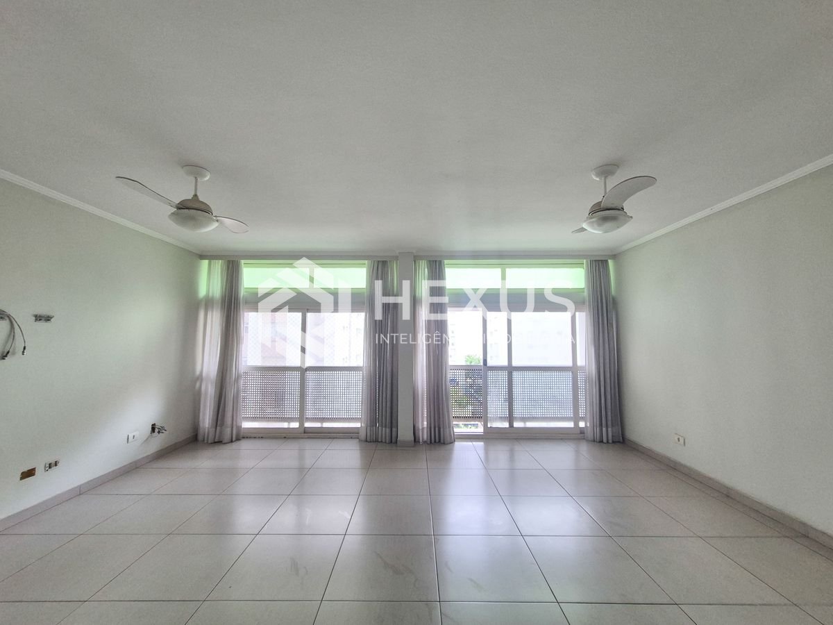 Foto 2 de Apartamento com varanda a 1 quadra do mar nas Pitangueiras, Guarujá
